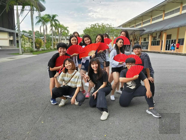明新科技大學志工在馬來西亞進行舞蹈教學。