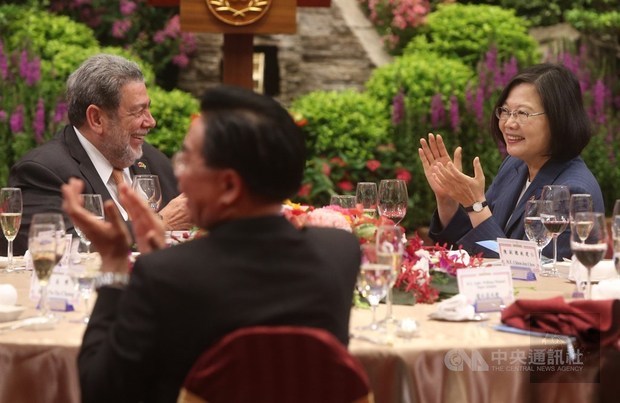 總統蔡英文（右）7日晚間在總統府以國宴宴請聖文森及格瑞那丁總理龔薩福（Ralph Gonsalves）（左），席間愉快交談。/中央社提供