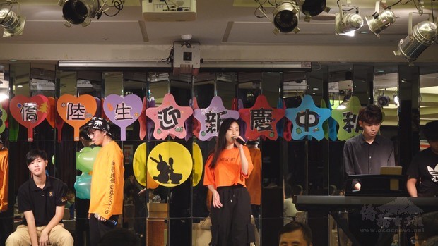 僑生歌唱表演。