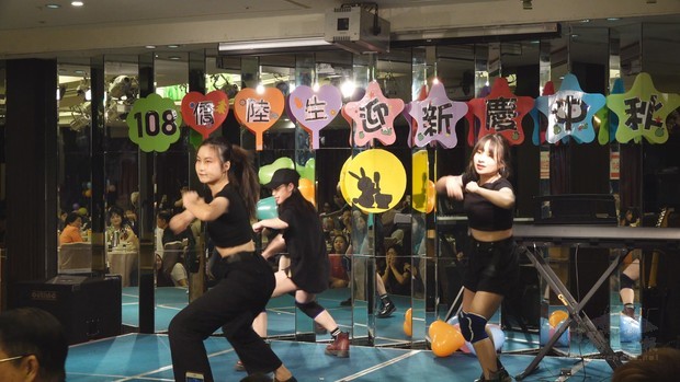 僑生精彩勁歌熱舞。