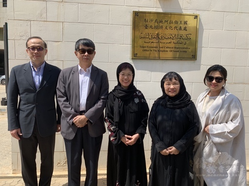 3位委員在駐沙烏地阿拉伯代表處館牌前合影