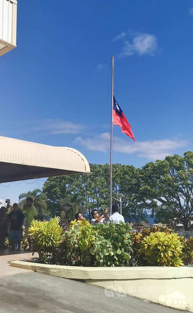 台灣與索羅門群島16日斷交，中華民國駐索羅門大使館17日早上舉行降旗典禮。（僑胞提供）