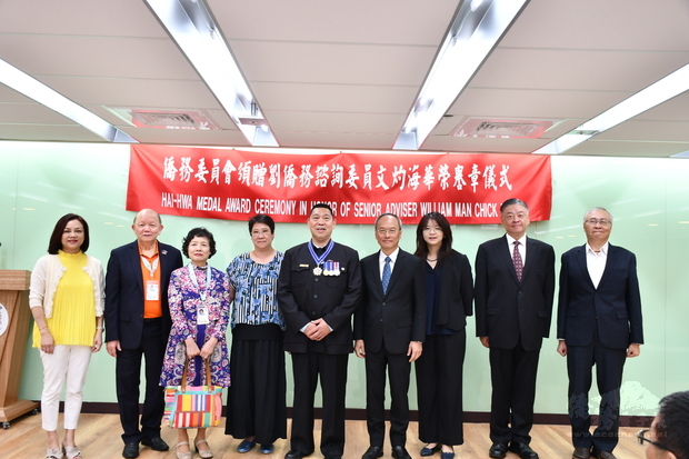 吳新興(右4)、張吳雪娥(左3)、劉國強(左2)及澳洲僑領一同見證劉文灼(中)獲頒海華榮譽勳章。