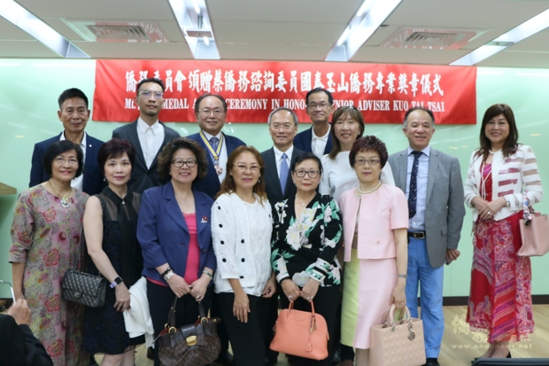 吳新興(後左四)、蔡國泰(後左三)與觀禮佳賓合影。