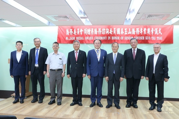 吳新興(右三)、呂元榮(右二)及蔡國泰(右四)與觀禮佳賓合影。