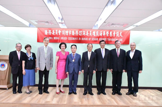 吳新興(右4)、李耀熊夫婦(中、左4)、黃瀧元(左3)、陳宗文夫婦(左1、2)、高建智(右3)、呂元榮(右2)及張良民(右1)合影。