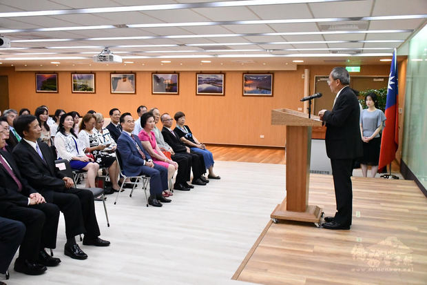 吳新興(站立者)表示,李耀熊海外經商成功,但從未忘記故鄉臺灣,更無保留的支持自己生長的「根」,在僑居地幫助駐處人員推廣僑務工作,本次獲獎實至名歸。