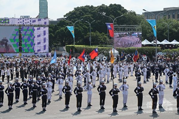 2019 年雙十國慶典禮國防部三軍儀隊表演。（圖/大紀元提供）