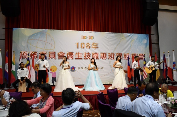 僑生穿上精美的禮服自彈自唱,歌聲動人心弦。