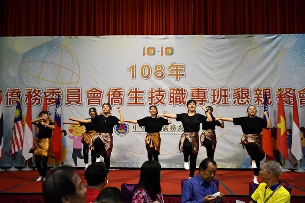 僑生展現活力青春精彩的舞蹈表演。
