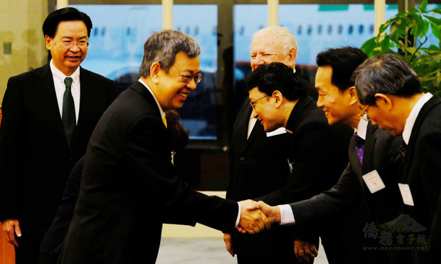 副總統陳建仁（左2）15日結束「聖德專案」返台，在桃園國際機場向外國使節等接機人員握手致意。(中央社提供)