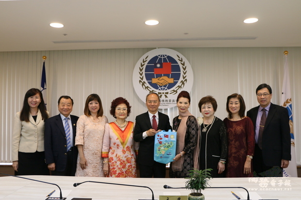 支黃秀莉（右四）一行七人拜會僑委會，與吳新興（中）交流巴西華文媒體現況。