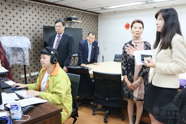 莊雅淑（右一）向支黃秀莉（右二）介紹僑務通訊社新聞產製流程。