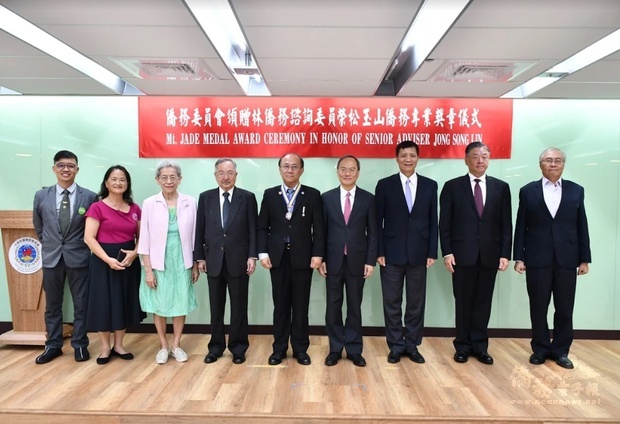 吳新興頒發玉山僑務榮譽獎章予林榮松,左起許維鈞、石秀文、張富美、吳澧培、林榮松、吳新興、高建智、呂元榮及張良民。