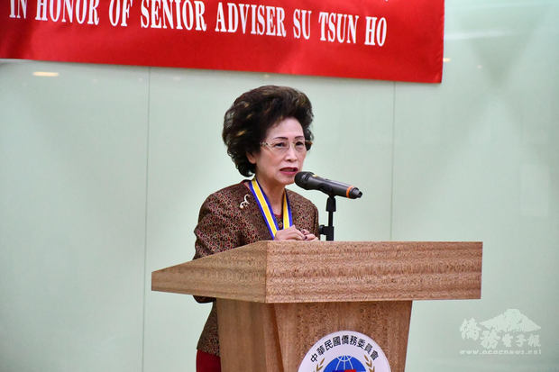 對何素珍來說，大家都是臺灣人，大家都要為自己的國家著想，只要臺灣還存在，僑胞在海外就要有尊嚴，因此在海外她都堅決肯定的跟人家說：「我是臺灣人。」