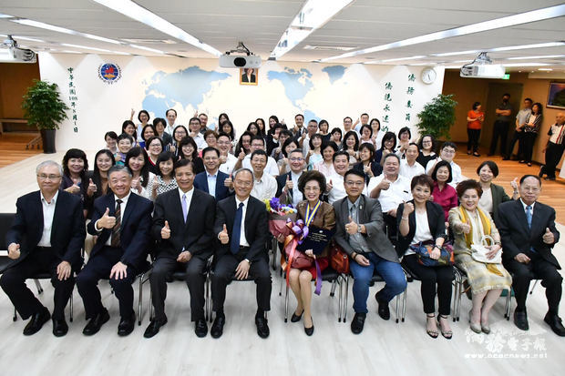 吳新興（前排左4）、僑界代表及僑委會各級主管共同恭喜何素珍（前排中）獲頒獎章。