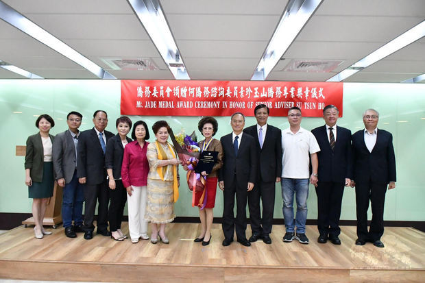 吳新興（右5）頒贈玉山僑務專業獎章予何素珍（右6），蘇林妙芬（左6）、黃員教（左3）、蔡宗成（左2）、高建智（右4）、呂元榮（右2）及張良民（右1）同賀。
