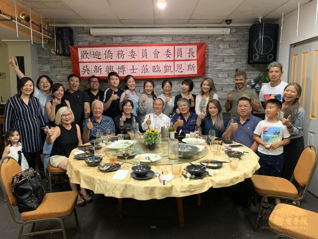 吳新興(前排左4)在凱恩斯與僑胞餐敘，聽取僑胞心聲。