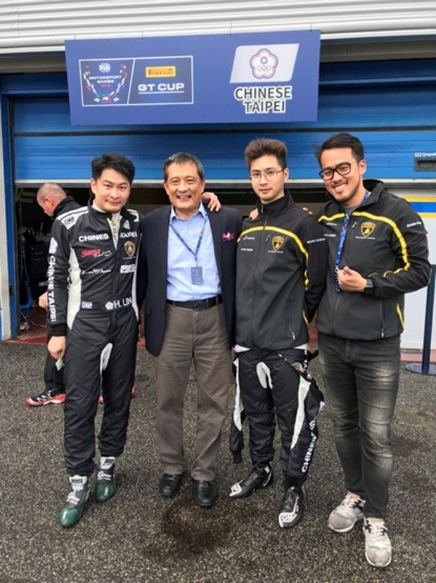 駐義代表李新穎(左2)前往賽車會場,替台灣選手林帛亨(左)、陳意凡(右2)打氣,並討論加強台義賽車運動合作的可能性。(中央社提供)