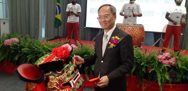 吳新興於開幕典禮中為僑務委員會贈送給聖保羅文教服務中心的臺灣獅點睛,預祝會議順利成功。