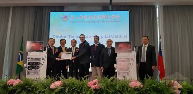 在吳新興(左3)與何建功(左2)見證下,劉學琳(左1)致贈大腸鏡與胃鏡儀器予Santa Casa聖家醫院代表,與巴西主流社會建立良好互動關係。