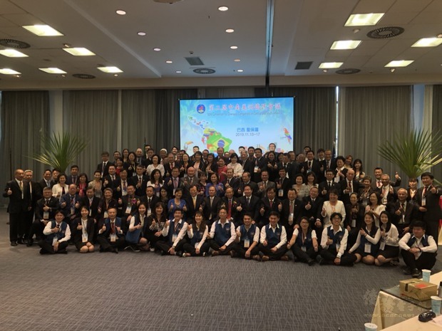 全體出席人員與貴賓於閉幕典禮合影留念,將繼續致力為臺灣發聲、培育青年世代、永續經營中南美洲僑社發展。