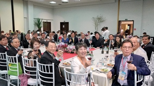 僑務委員會惜別晚宴上，各國代表共同舉杯慶祝會議圓滿成功。