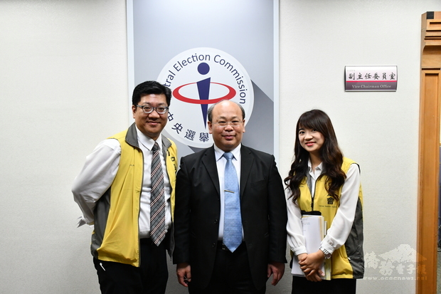 為讓海外僑胞了解明年第15屆總統、副總統選舉權,僑務電子報特別邀請陳朝建(中)為大家解答。