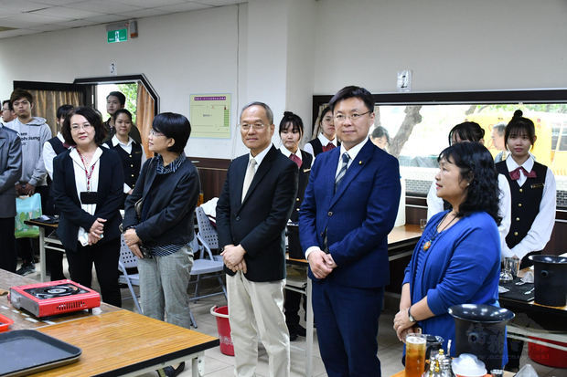 考察團訪視三信家商觀光科飲料實作課程。