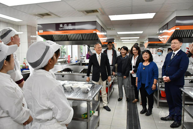 考察團訪視三信家商餐飲科中餐實作課程。