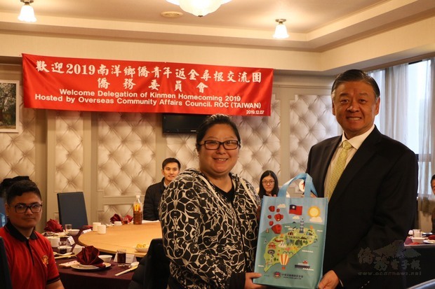 呂元榮(右)致贈紀念品予交流團，由蔡俊敏代表受贈。