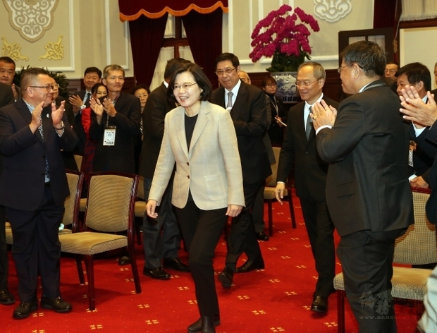 總統蔡英文（前中）在僑委會委員長吳新興陪同下，於2019年3月15日接見「2019年亞洲華人團體會議」與會僑領及代表。
