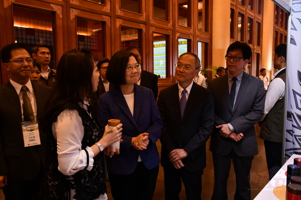 2019年僑務委員會議5月14日到17日在臺北圓山大飯店舉辦,15日開幕典禮時,總統蔡英文在僑委會委員長吳新興的陪同下參觀場外設置的「僑胞卡展示專區」。