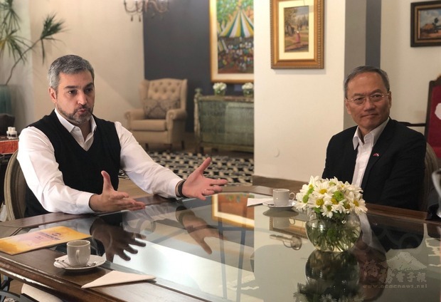 僑委會委員長吳新興（右）於2019年6月6日到訪巴拉圭，在駐巴拉圭大使周麟的陪同下，7日晉見巴拉圭總統阿布鐸（Mario Abdo Benitez）（左）。