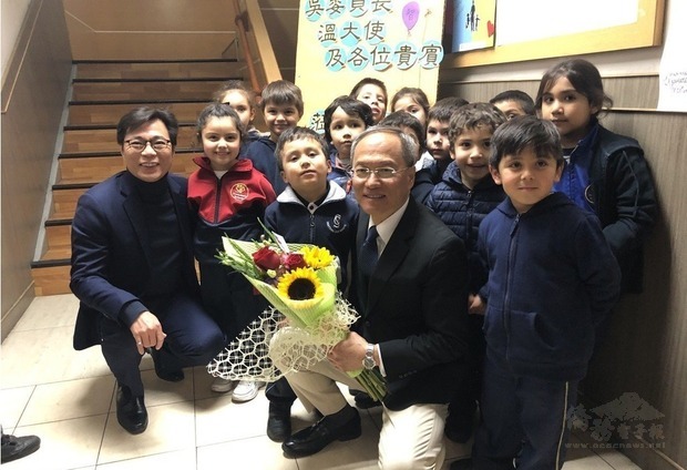 僑委會委員長吳新興於2019年6月10日至11日前往智利及秘魯僑界,圖為吳新興訪視位於智利的智華中文學校時與學童們合影。