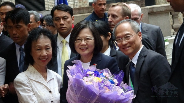 總統蔡英文(中)2019年的「自由民主永續之旅」由僑委會委員長吳新興(右)陪同,於7月12日過境紐約時有上百名僑胞到場歡迎,熱情大喊「總統好」。