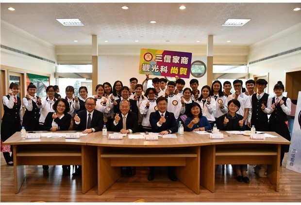 立法院外交國防委員會12月5日赴高雄市三信家商進行僑生技職專班業務考察時,僑委會委員長吳新興表示,僑生未來將成為臺灣與海外人脈的連結,並期勉僑生未來不論返國或留在臺灣,都能一展所長。