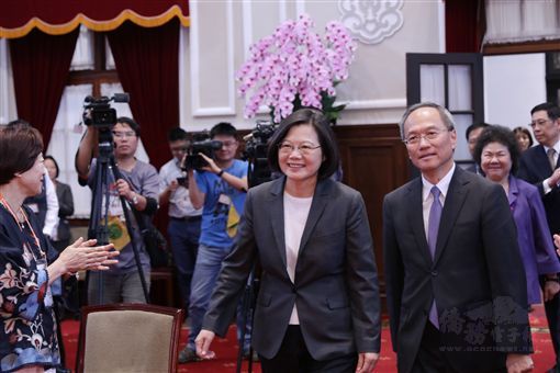 蔡英文總統7月23日接見「世界臺灣商會聯合總會第25屆回國訪問暨投資考察團」時指出,臺商回臺投資金額已經突破4,520億元,她感謝臺商朋友在僑居地發揮影響力,用民間的力量來協助加強穩固臺灣的經貿外交。