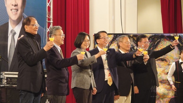 蔡總統（左三）12日出席「2020全球海外台僑感恩午餐會」，感謝僑胞守護台灣民主。
