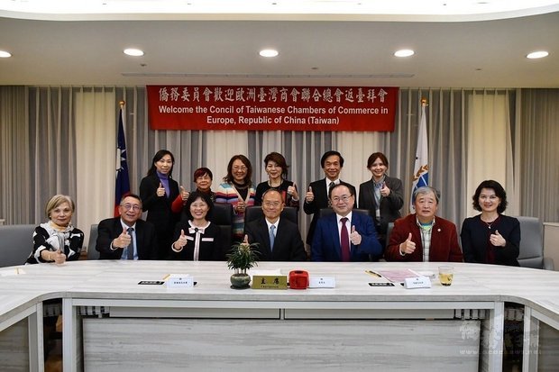 吳新興(前排中)、劉淑慧(前排左3)與訪團合影。