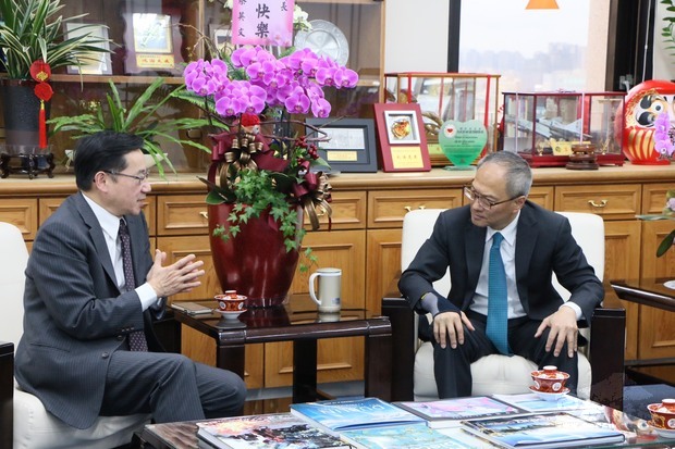 張武修(左)及吳新興(右)針對如何集結海外僑民力量促成臺灣加入國際防疫體系進行討論。