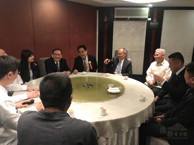 吳新興主持鄉情座談，聽取臺灣同鄉會等僑團賑濟火山噴發災民發起募捐的急難救助方案，盼彰顯臺灣在菲律賓注重人權的普世價值。