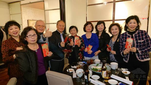 吳新興委員長致贈蔡總統新年紅包給大阪僑團。