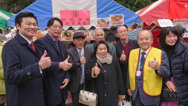 吳新興委員長(左三)參觀台灣客家美食攤位。