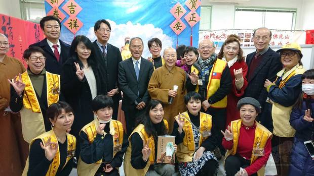 吳新興委員長(左三)與國際佛光會大阪協會僑胞互動，為台灣及日本祈福。