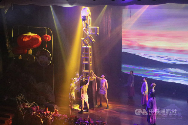 FOCA福爾摩沙馬戲團12日晚間在印尼演出,舞者在高疊的椅子上展現超高的平衡技巧,觀眾報以熱烈掌聲。(圖/中央社提供)