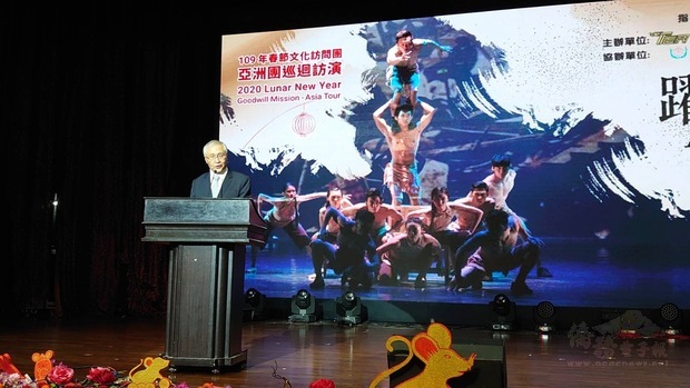 僑委會主任秘書張良民說，FOCA福爾摩沙馬戲團的表演結合古老的中華文化與新興文化，透過巡迴表演，希望與印尼等地的當地文化切磋，讓華人與國際友人更了解台灣與中華文化。(圖/僑委會提供)