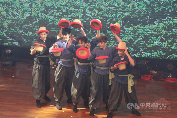 台灣FOCA福爾摩沙馬戲團擅長以融合傳統與現代、街頭與劇場藝術的表演方式，創造表現台灣多樣化社會的當代馬戲藝術。(圖/中央社提供)