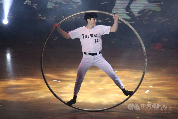 FOCA福爾摩沙馬戲團在印尼的表演中融入椅子頂、疊羅漢、踩高蹺、大鐵環、方塊旋轉等高難度演出。(圖/中央社提供)