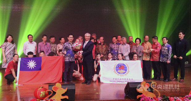 今年的僑委會春訪團由FOCA福爾摩沙馬戲團擔綱演出,在雅加達的表演中穿插與民眾同樂的橋段,贏得800多名觀眾喝彩。(圖/中央社提供)